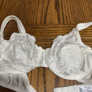 Vassarette Elegant White Lace Bra